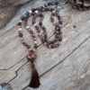 Sautoir Agate du Bostwana avec un pompon en satin