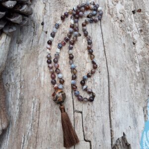 19 ae1 Sautoir Agate du Bostwana avec un pompon en satin