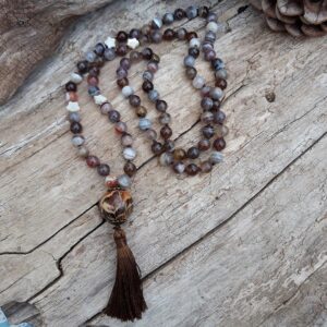 Sautoir Agate du Bostwana avec un pompon en satin
