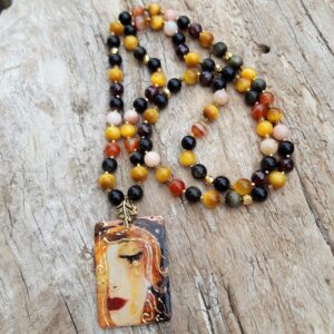 70 670 Sautoir Obsidienne doree Oeil de tigre miel Grenat Opale rose Agate orange avec pendentif en email