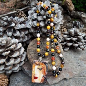 Sautoir Obsidienne dorée, Oeil de tigre miel, Grenat, Opale rose, Agate orange avec pendentif en émail