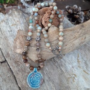 Sautoir Jaspe Aqua terra, Bois fossile avec mandala Lotus en céramique