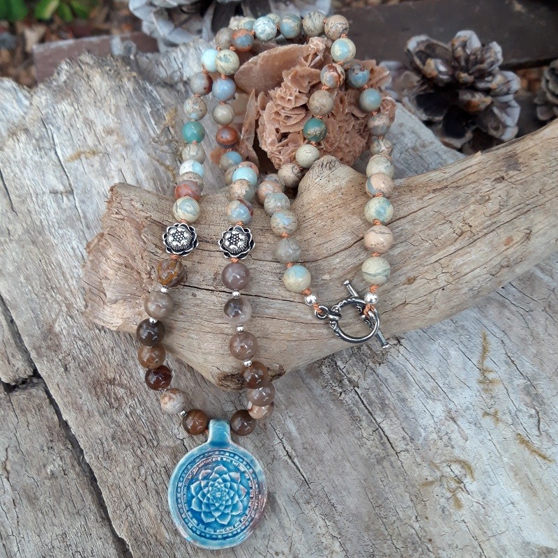 Sautoir Jaspe Aqua terra, Bois fossile avec mandala Lotus en céramique
