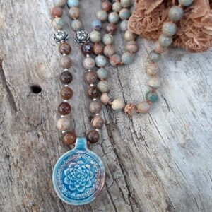 342 719 Sautoir Jaspe Aqua terra Bois fossile avec mandala Lotus en ceramique