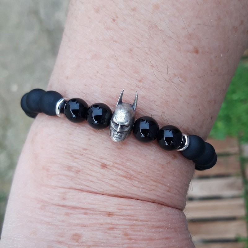 227 b6e Bracelet Agate noire avec perle Batman argentee