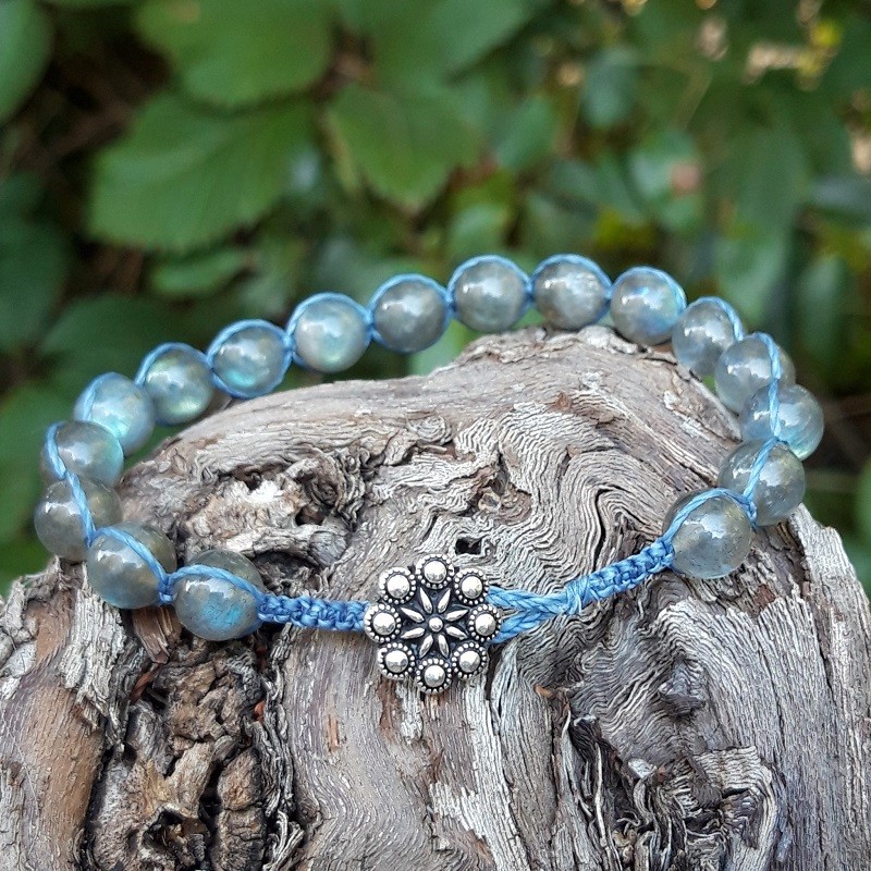 Bracelet en Labradorite et macramé, bouton fleur