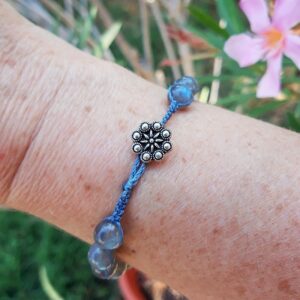 531 f8b Bracelet en Labradorite et macrame bouton fleur