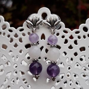 Boucles d'oreilles en Améthyste et Jade blanc avec lotus argenté