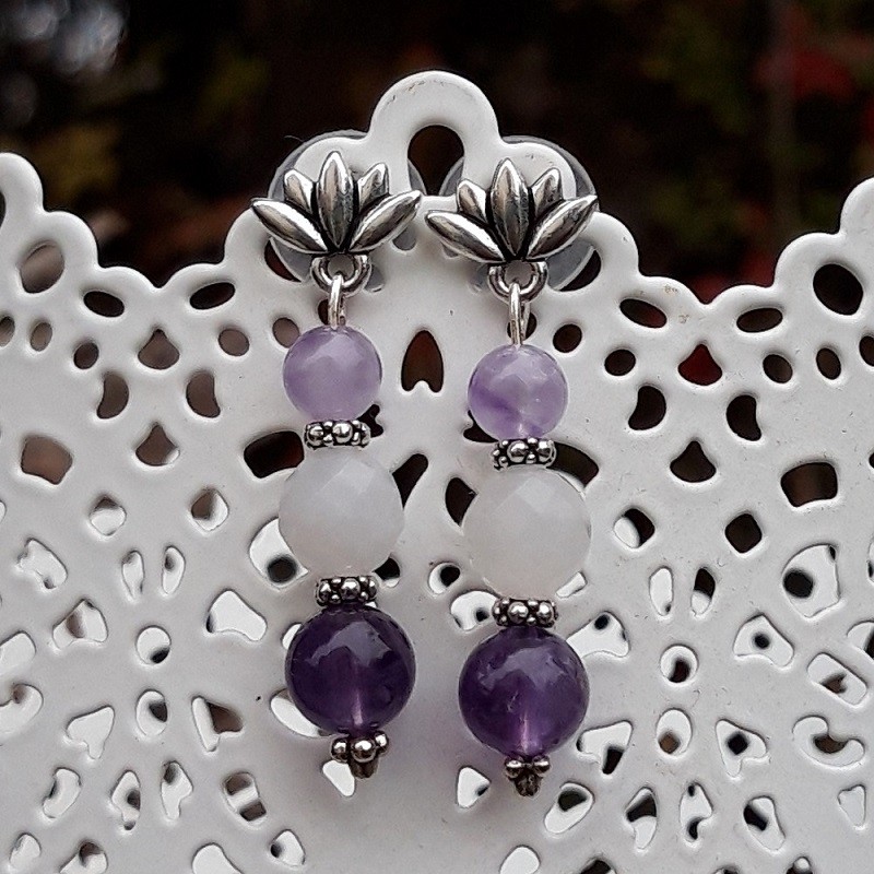 Boucles d'oreilles en Améthyste et Jade blanc avec lotus argenté