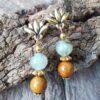 Boucles d'oreilles en Préhnite et Bois fossile avec un lotus en métal doré