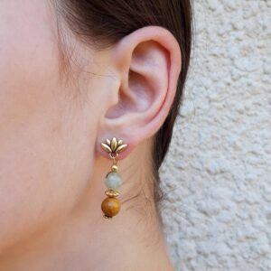 535 50d Boucles doreilles en Prehnite et Bois fossile avec un lotus en metal dore