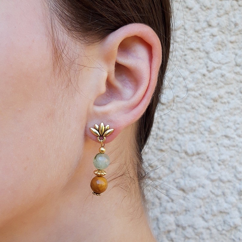 535 50d Boucles doreilles en Prehnite et Bois fossile avec un lotus en metal dore