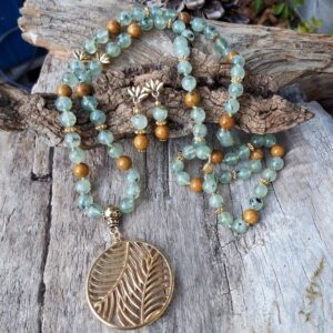 508 467 Boucles doreilles en Prehnite et Bois fossile avec un lotus en metal dore