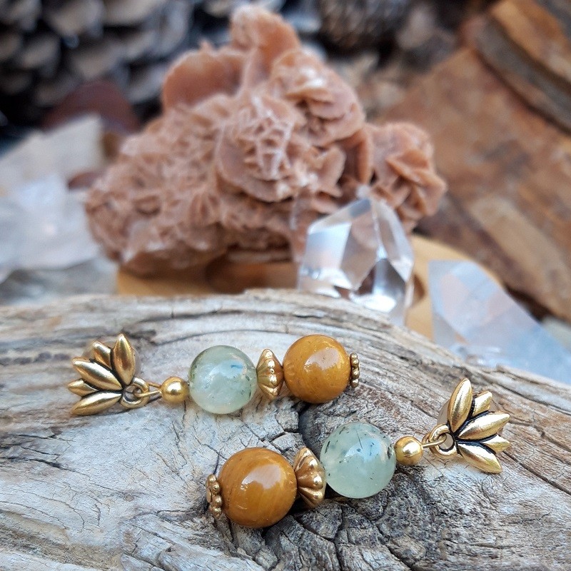 534 7ac Boucles doreilles en Prehnite et Bois fossile avec un lotus en metal dore