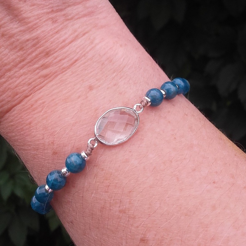 517 114 Bracelet en Apatite bleu Cristal de roche Facette en macrame