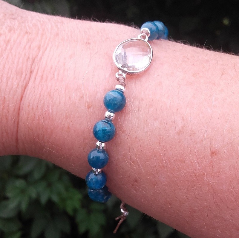 519 66b Bracelet en Apatite bleu Cristal de roche Facette en macrame