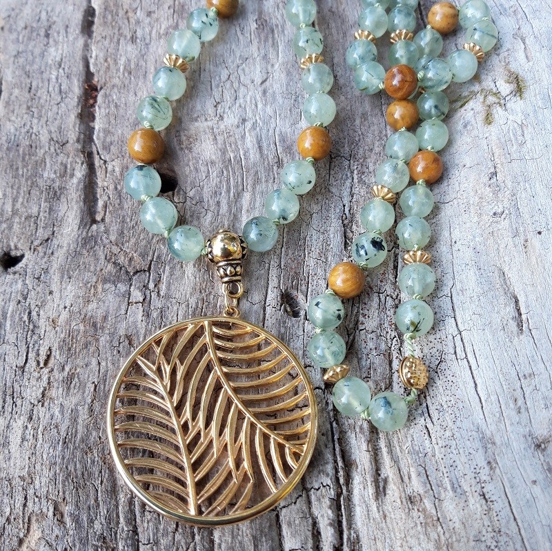 499 4bc Sautoir en Prehnite Bois fossile avec pendentif feuille dore