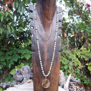 498 61d Sautoir en Prehnite Bois fossile avec pendentif feuille dore