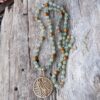 Sautoir en Préhnite, Bois fossile avec pendentif feuille doré