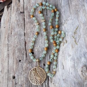 Sautoir en Préhnite, Bois fossile avec pendentif feuille doré