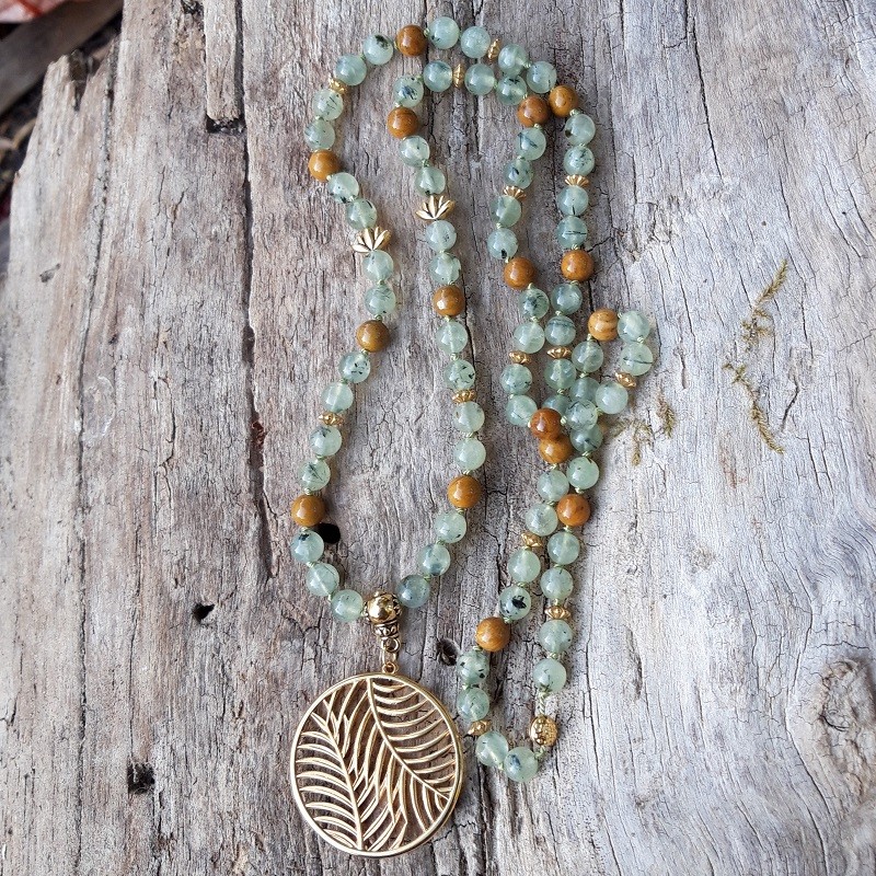 Sautoir en Préhnite, Bois fossile avec pendentif feuille doré