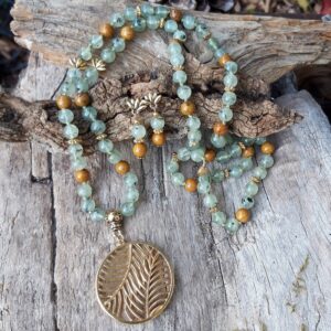 501 e7c Sautoir en Prehnite Bois fossile avec pendentif feuille dore