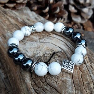705 b86 Bracelet Howlite Hematite et perle de celtique argentee