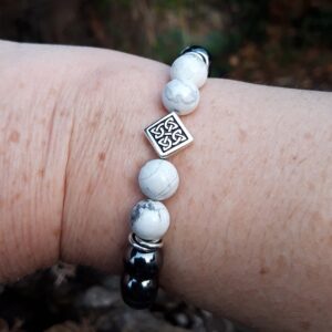 706 c64 Bracelet Howlite Hematite et perle de celtique argentee