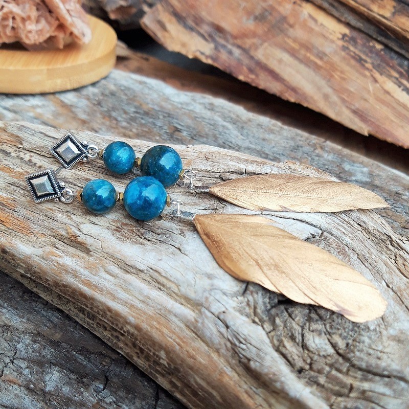 637 88c Boucles doreilles en Apatite bleue plumes et metal argente