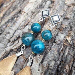 640 6ab Boucles doreilles en Apatite bleue plumes et metal argente