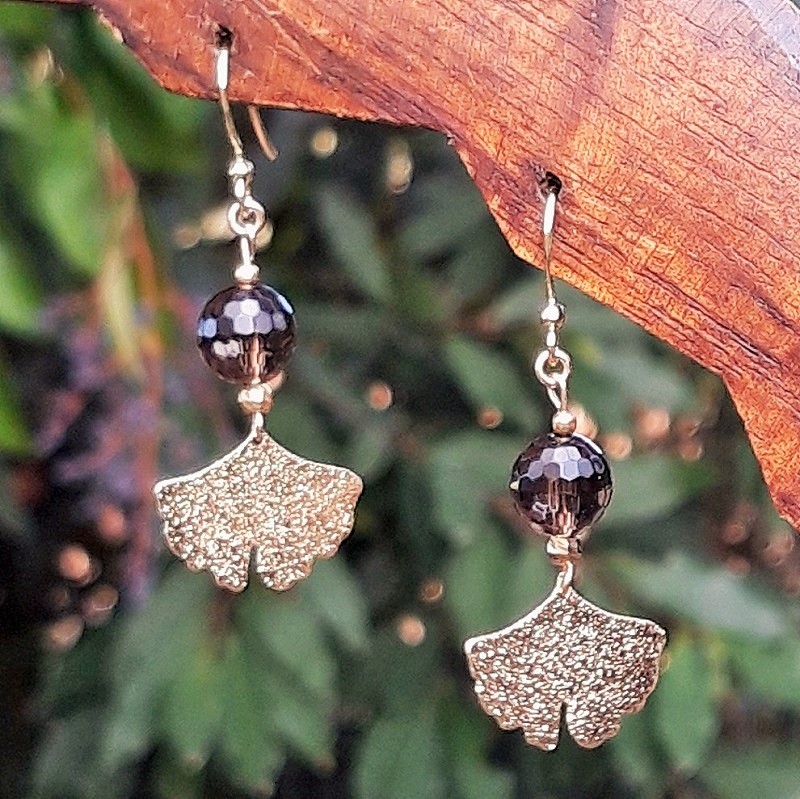 Boucles d'oreilles en Quartz fumé et feuille de Ginko en métal doré