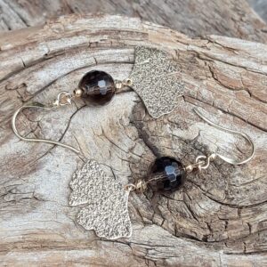 722 7b8 Boucles doreilles en Quartz fume et feuille de Ginko en metal dore