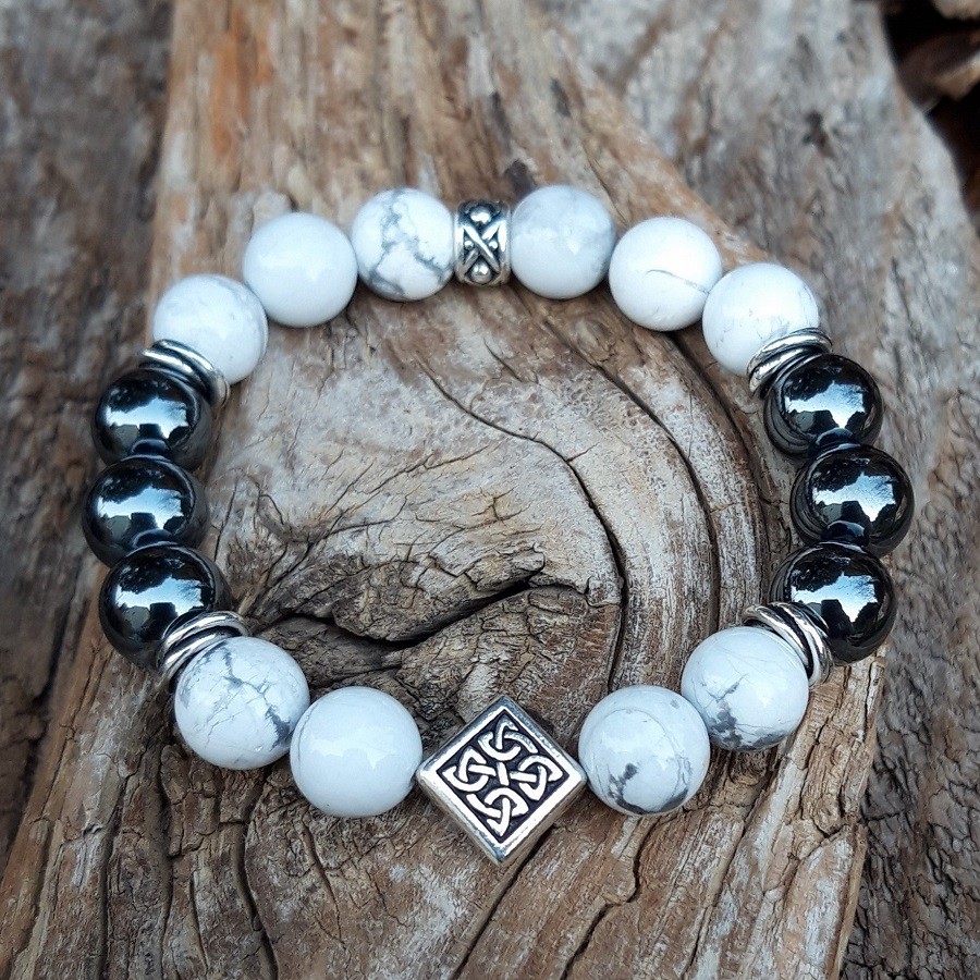 704 927 Bracelet Howlite Hematite et perle de celtique argentee