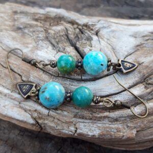 869 747 Boucles doreilles en Opale bleue et breloques en metal bronze