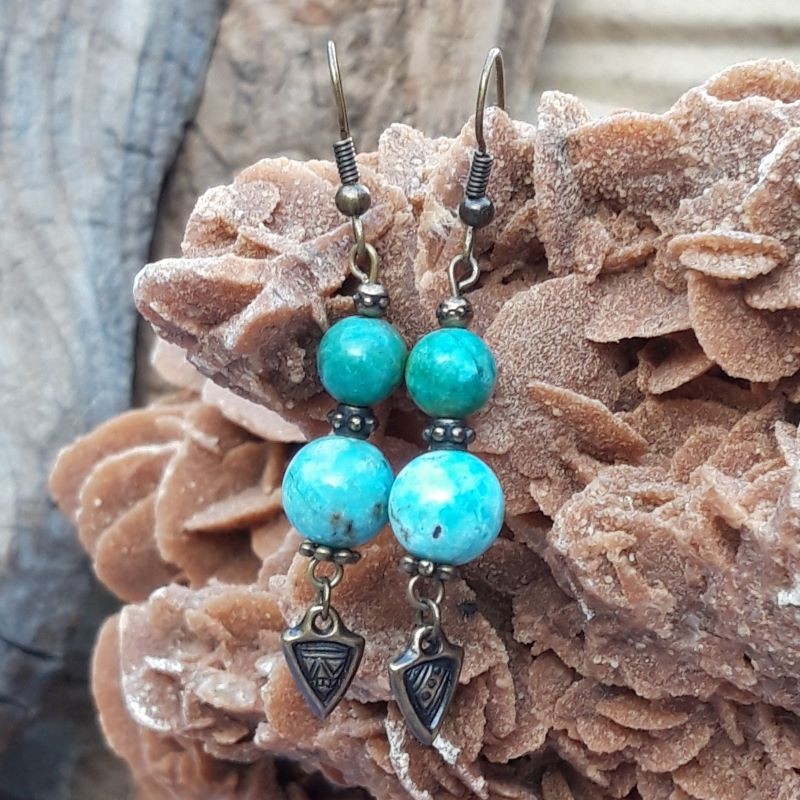 Boucles d'oreilles en Opale bleue et breloques en métal bronze