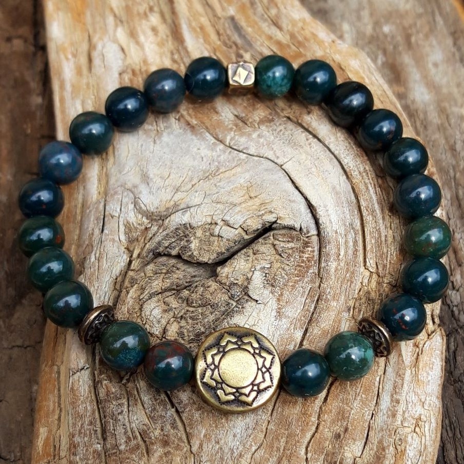 850 cab Bracelet Jaspe sanguin Heliotrope avec une perle lotus en metal bronze