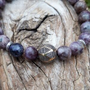 1327 0a1 Bracelet Charoite avec une perle de Bali en Argent 925 et Or