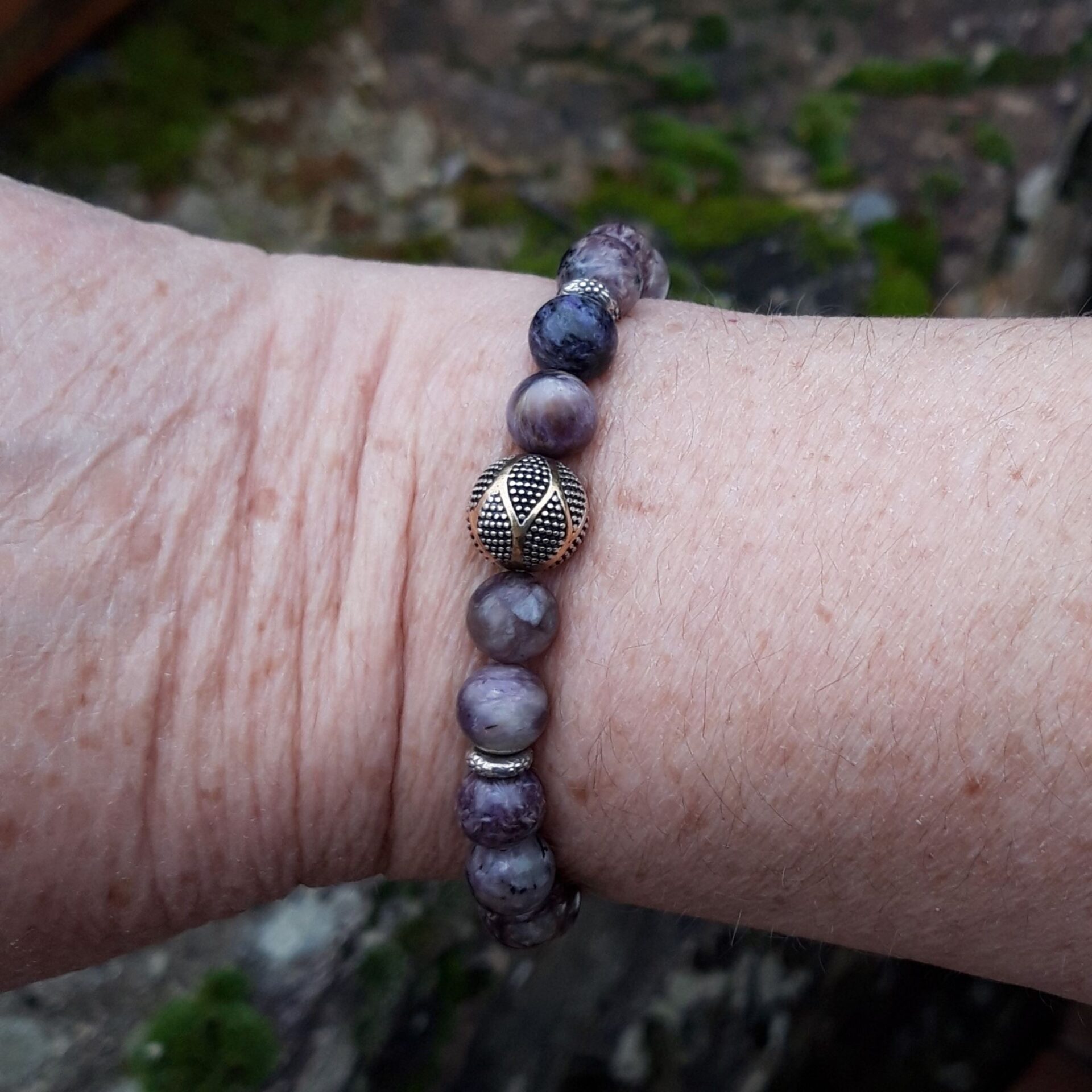 1326 d8b Bracelet Charoite avec une perle de Bali en Argent 925 et Or