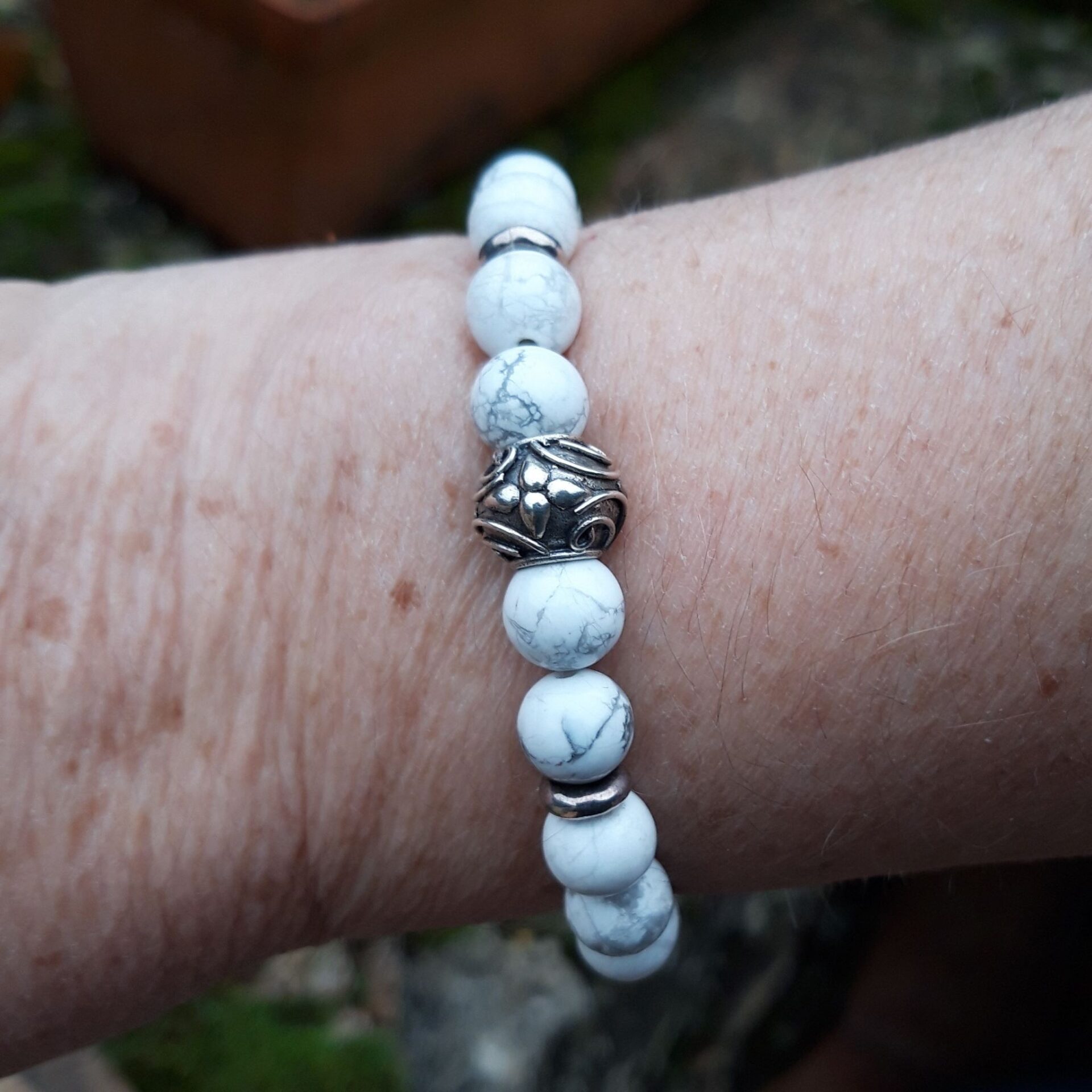 1295 540 Bracelet Howlite avec une perle de Bali en Argent