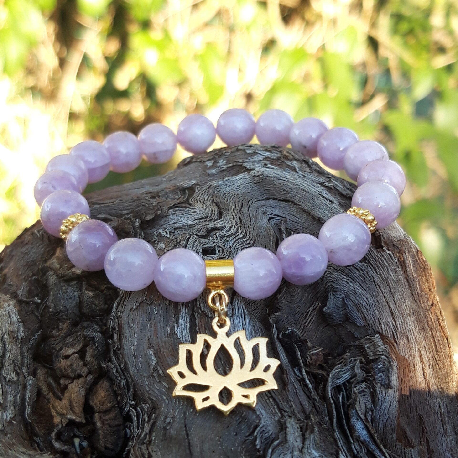 Bracelet Kunzite avec une breloque Lotus en Vermeil