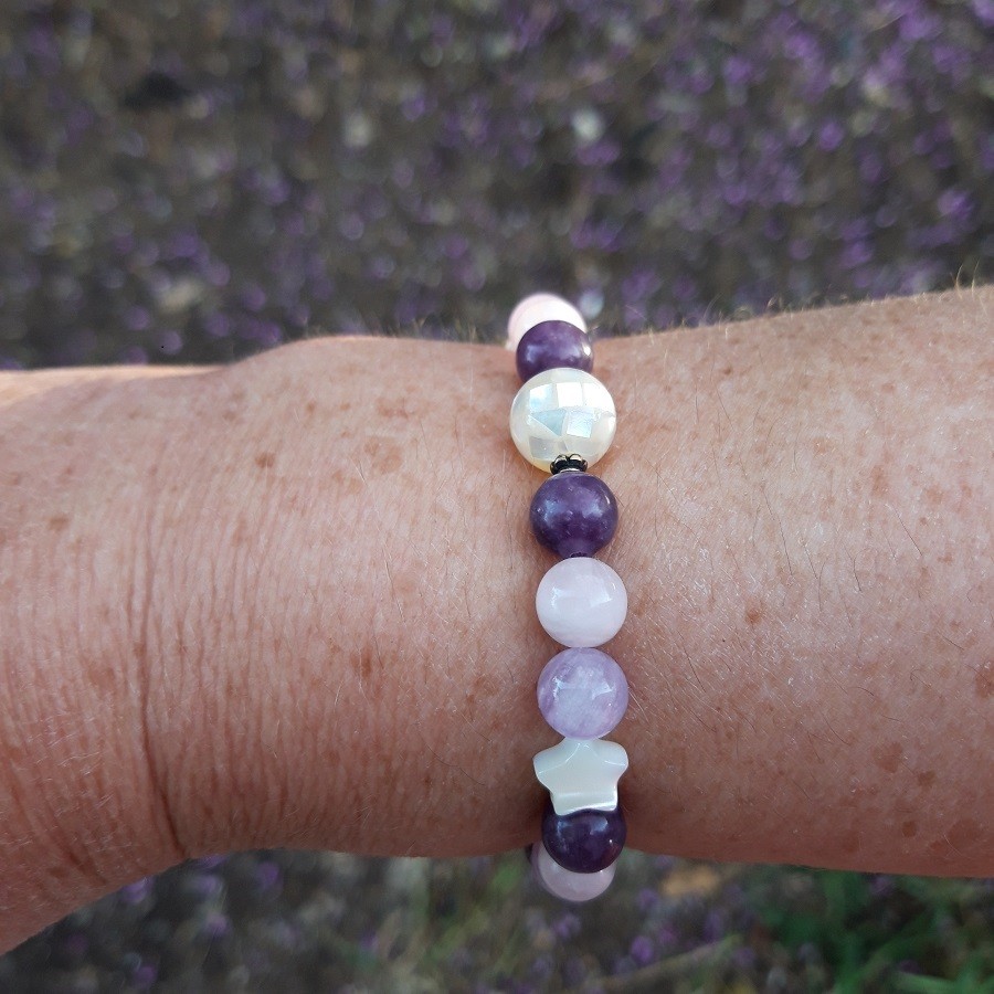 1236 b33 Bracelet Lepidolite Quartz rose Amethyste lavande et perle en nacre