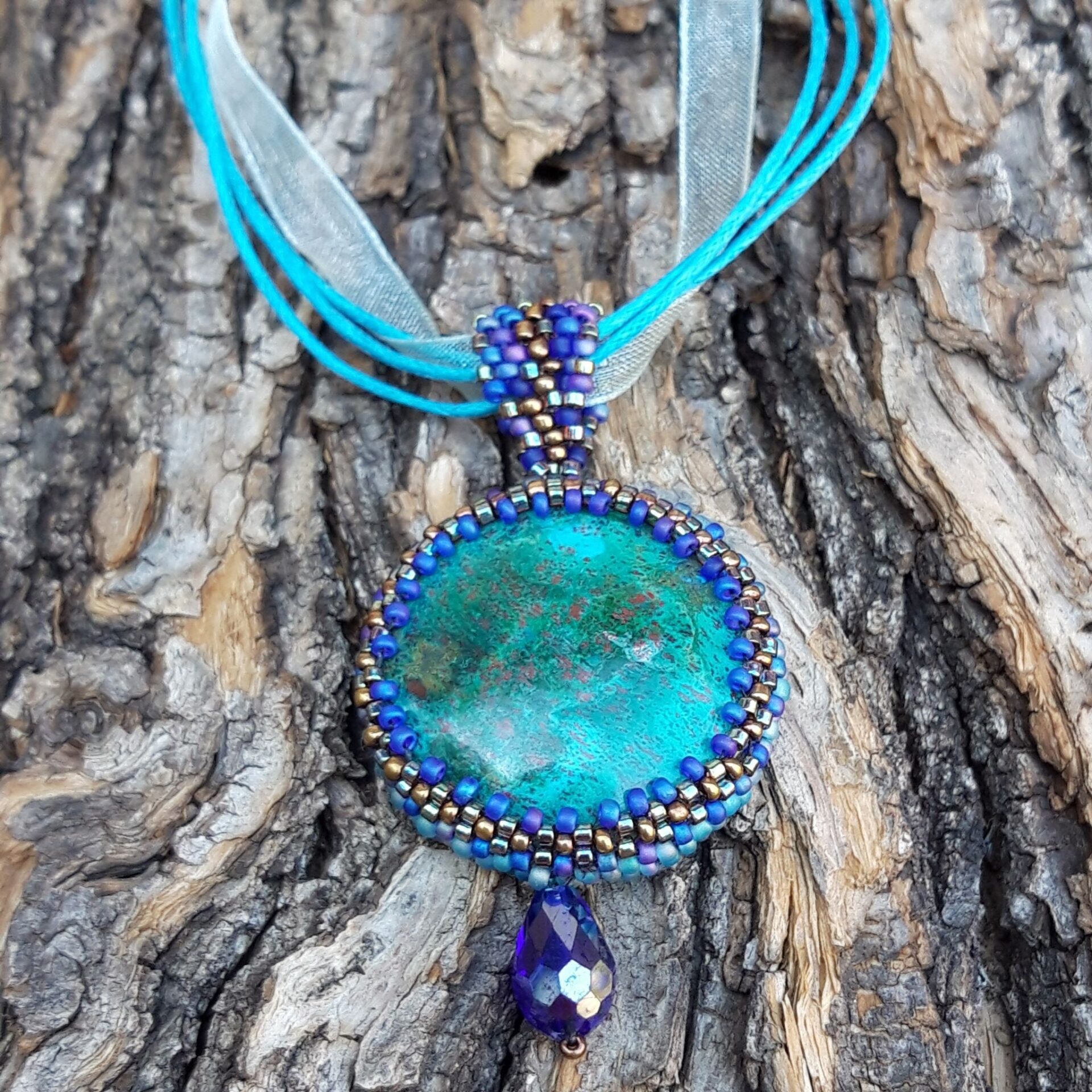 Pendentif Chrysocolle perlé avec une goutte facettée
