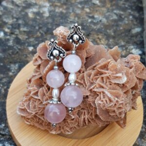 Boucles d'oreilles en quartz rose, perle blanche et métal argenté