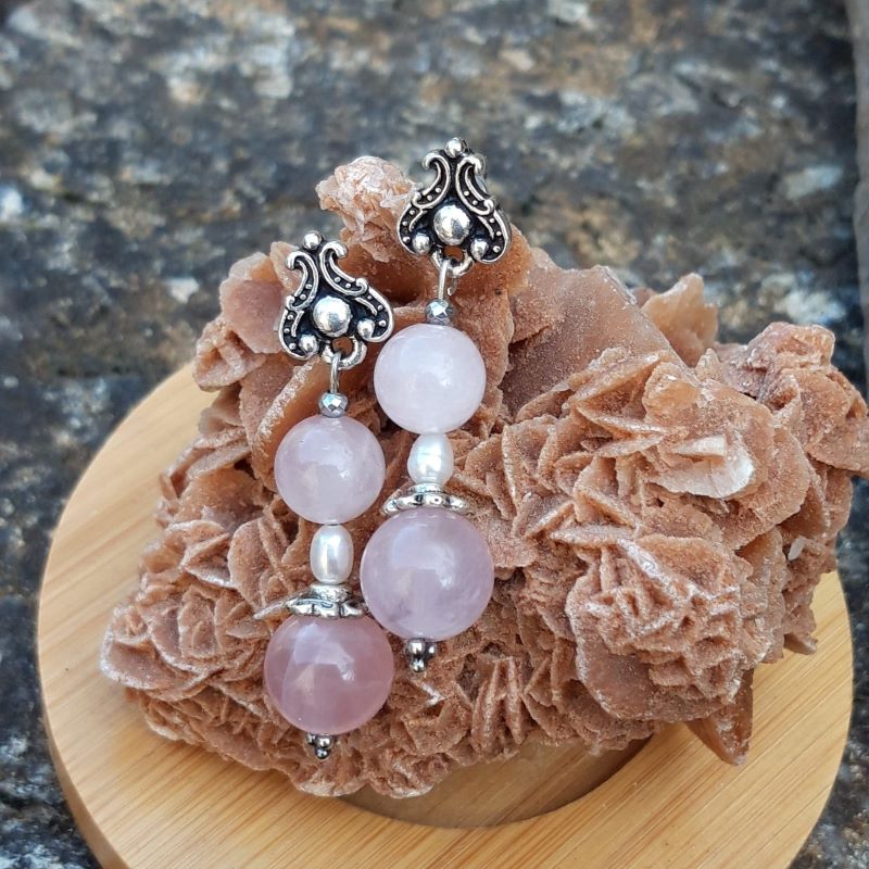 Boucles d'oreilles en quartz rose, perle blanche et métal argenté