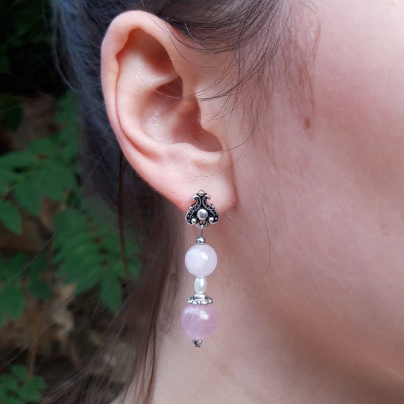 Boucles d'oreilles en quartz rose, perle blanche et métal argenté – Image 5