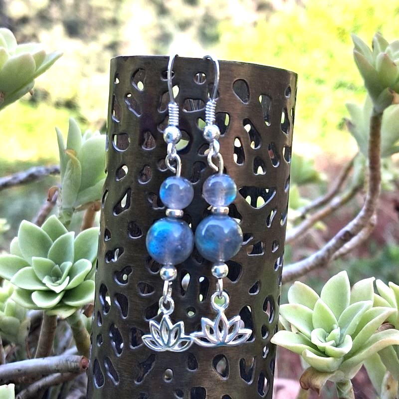 Boucles d'oreilles en Labradorite avec fleurs de Lotus en Argent 925