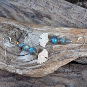 boucles d oreilles en labradorite et feuille de ginko en metal dore 1