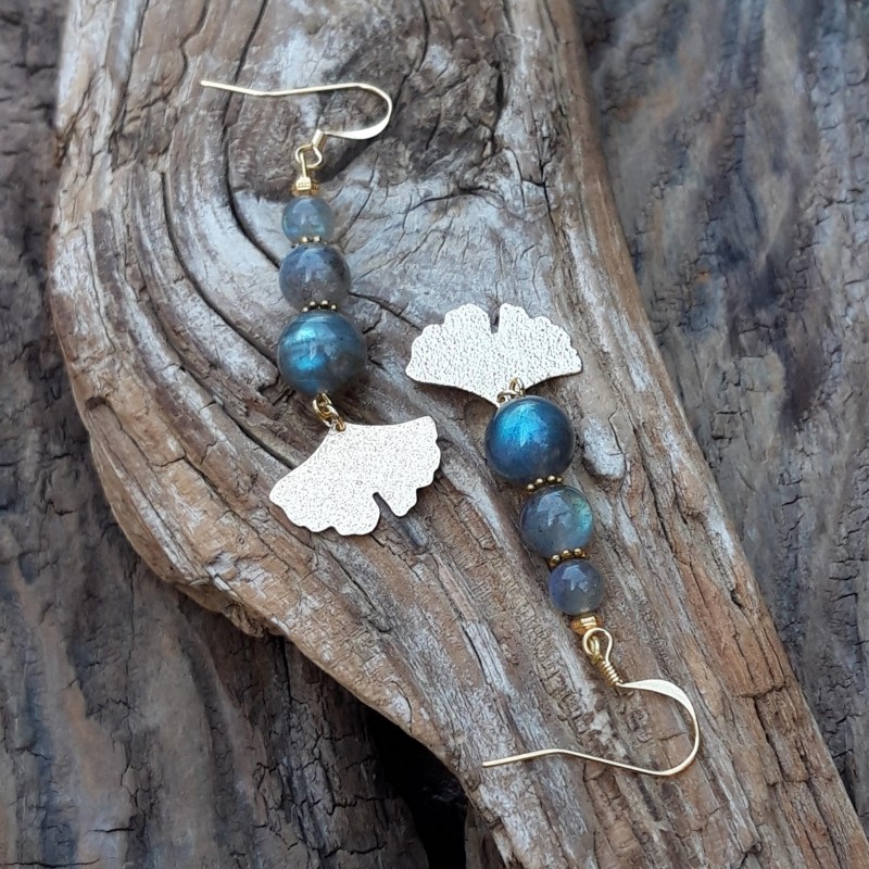 boucles d oreilles en labradorite et feuille de ginko en metal dore 2
