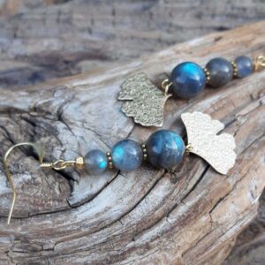 boucles d oreilles en labradorite et feuille de ginko en metal dore 3