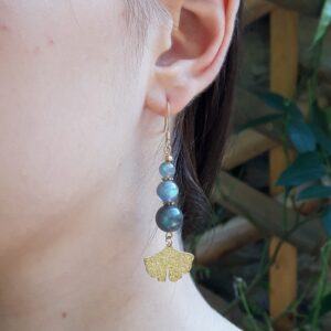 boucles d oreilles en labradorite et feuille de ginko en metal dore